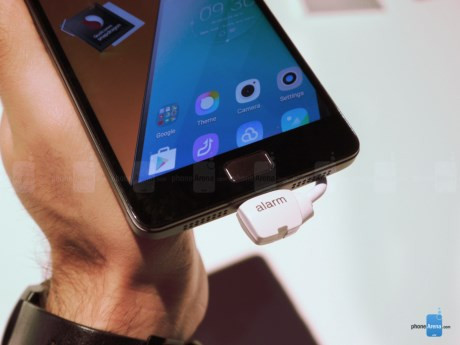  Lenovo VIBE P1m cũng được trang bị công nghệ phủ Nano cho khả năng chống nước hiệu quả. Máy có hiệu suất hoạt động ấn tượng nhờ được trang bị vi xử lý 64-bit lõi tứ, RAM 2GB, bộ nhớ lưu trữ trong 16GB và có thể mở rộng tới 32GB. 