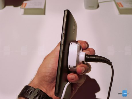  Tính năng Quick Charge của Lenovo VIBE P1m giúp sạc pin nhanh 1,8 lần so với sạc thông thường. Quick Charge cho phép sạc đầy pin chỉ trong 3 tiếng, hoặc sạc pin trong 15 phút đủ dùng cho 4 tiếng sử dụng. Lenovo VIBE P1m có hẳn chế độ tiết kiệm pin chuyên dụng (điều chỉnh tắt mở các ứng dụng hoặc hoạt động theo ý thích) và kích hoạt dễ dàng chỉ bằng một thao tác gạt nút đơn giản. Ngoài ra, cáp sạc OTG cũng đi kèm theo máy nên rất tiện dụng khi có thể dùng chính Lenovo VIBE P1m để sạc pin cho các thiết bị di động khác như tai nghe Bluetooth hoặc loa di động. 