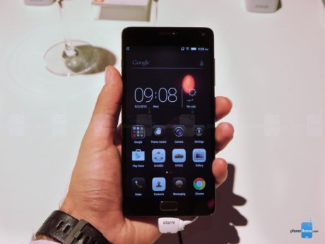  VIBE P1 của Lenovo có thiết kế bằng chất liệu kim loại – kính cao cấp với khung nhôm, chỉ mỏng 4,6mm. Màn hình 5,5 inch sử dụng kính cường lực Gorillia Glass 3. 