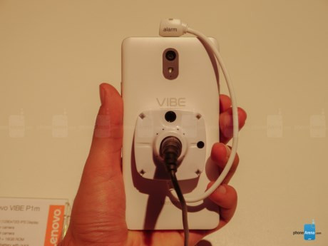  Lenovo VIBE P1m có 2 màu Đen (Onyx Black) và Trắng (Pearl White), hiện đang có mặt tại các cửa hàng điện thoại trên toàn quốc. 