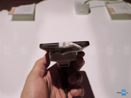  Lenovo VIBE P1m hỗ trợ 2SIM tiện dụng và chạy trên nền tảng hệ điều hành Android™ Lollipop 5.1 cùng giao diện người dùng VIBE UI mới mẻ và thú vị. 