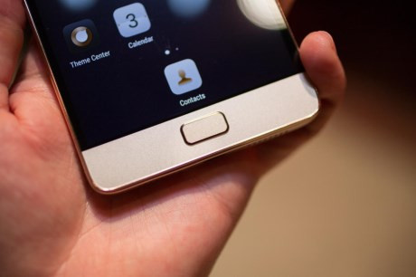  VIBE P1 có 2 màu Platium và Graphite Grey, hiện đang có mặt tại các cửa hàng điện thoại trên toàn quốc. Máy hiện được bán với mức giá bán lẻ đề nghị 6.990.000 VND và được bảo hành 01 năm. 