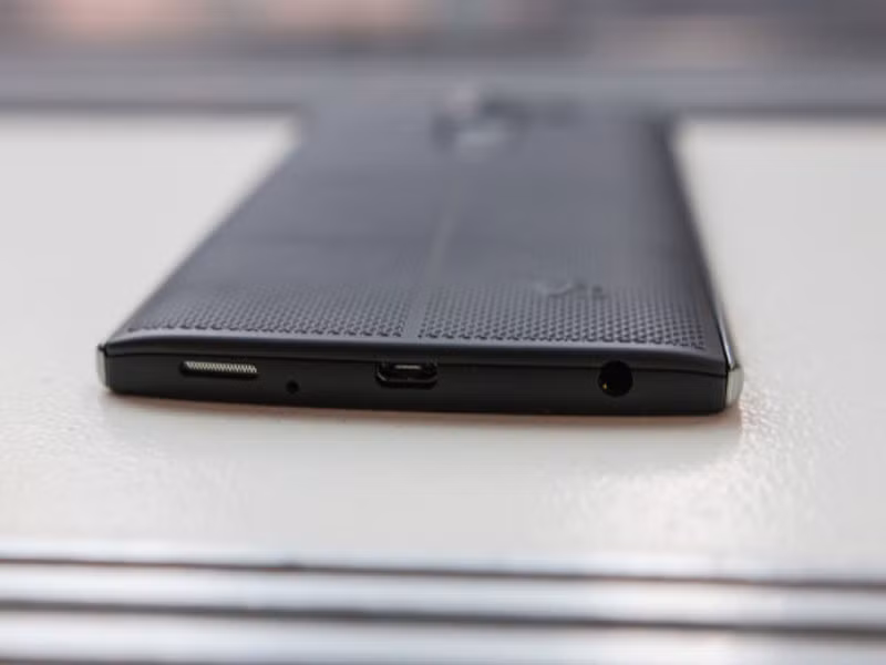 Cạnh đáy của máy.