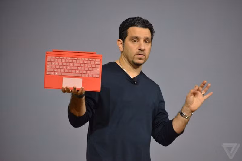  Nhiều phụ kiện hơn cho Surface. Cùng với Surface Pro 4 mới, Microsoft cũng giới thiệu dock mới cho Surface bổ sung 4 cổng USB và hai cổng DisplayPort 4K cho Surface Pro 4 (phụ kiện này cũng hoạt động với cả Surface 3). Ngoài ra, Microsoft cũng giới thiệu Type Cover mới kích cỡ lớn hơn, bàn di trackpad bằng kính, tích hợp đầu đọc vân tay và bàn phím backlit.