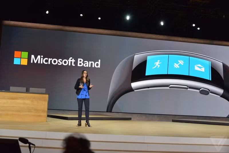  Microsoft Band thế hệ mới: câu trả lời cho các smartwatch. Microsoft đã định vị thiết bị đeo tay Band mới của hãng là thiết bị theo dõi sức khoẻ toàn diện với hàng loạt cảm biến cùng với ứng dụng Microsoft Health để đọc các thông tin thu được từ các cảm biến. Thiết bị này còn có màn hình OLED cùng với kính bảo vệ Gorilla Glass cong và phần thân màu nhôm. Nhưng có lẽ thông tin thú vị nhất là sự xuất hiện của loạt đối tác thứ ba gồm Subway, Starbucks, Twitter và Uber. Microsoft Band thế hệ mới sẽ bán ra vào ngày 30/10 với giá công bố là 249 USD.