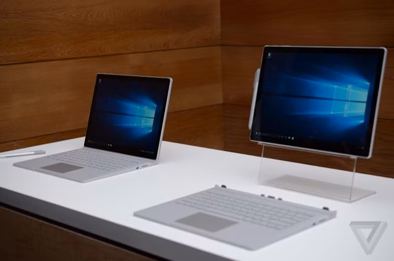  Surface Book: laptop thực sự của Microsoft. Microsoft đã tiến thêm bước xa hơn trong con đường trở thành công ty phần cứng với việc ra mắt Surface Book, phiên bản laptop chuyển đổi của Surface. Máy có màn hình 13.5 inch hỗ trợ cả bút và màn hình cảm ứng cùng với thời lượng pin tới 12 giờ, bàn phím do Microsoft thiết kế và bàn di trackpad bằng kính. Nó cũng có bản lề linh hoạt cho phép gấp màn hình để dùng như máy tính bảng Surface thực thụ. Surface Book sẽ mở bán vào ngày 26/10 với giá khởi điểm 1499 USD.