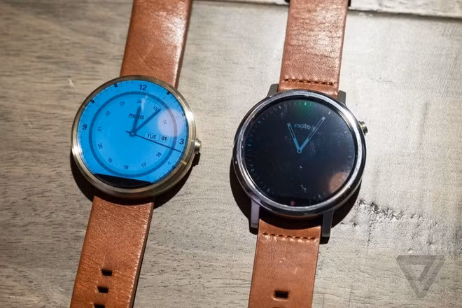 Bản dành cho nam có 2 kích cỡ là 42mm và 46mm trong khi bản dành cho nữ chỉ có kích cỡ 42mm nhưng dùng dây đeo nhỏ hơn (16mm). Bản dành cho nam có sẵn các màu bạc, vàng và đen trong khi bản cho nữ có các màu bạc, vàng và vàng hồng.