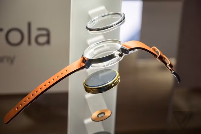 Cận cảnh các chi tiết trên mặt đồng hồ của Moto 360.