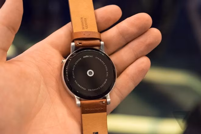 Cấu hình của máy cũng được nâng cấp với chip Snapdragon 400 từ Qualcomm. Motorola cho hay bản 46mm sẽ cho thời lượng pin khoảng 2 ngày giữa những lần sạc trong khi bản 42mm là 1,5 ngày. Máy dùng dock sạc không dây, có sẵn khi mua.