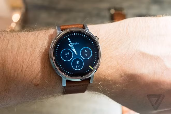Sau khoảng một năm, Motorola chính thức trình làng Moto 360 thế hệ thứ 2 trong khuôn khổ triển lãm IFA, lần này với 2 kích thước màn hình khác nhau.
