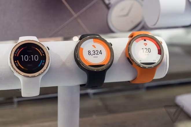 Bản Moto 360 Sport dùng dây đeo silicon không thể tháo rời, màn hình LCD đặc biệt để hiển thị tốt ngoài trời. Máy nặng hơn đôi chút so với bản 42mm thông thường, có khả năng theo dõi khoảng cách qua bản đồ nhờ hệ thống GPS.