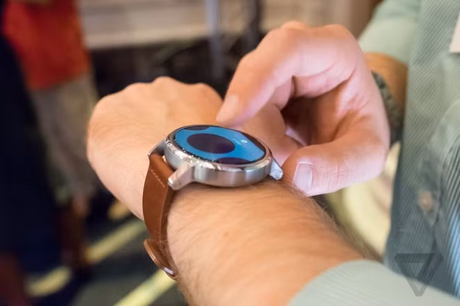 Moto 360 thế hệ mới có thêm nhiều giao diện tùy biến, chẳng hạn như giao diện Live Dials, cho phép cài đặt để theo dõi thời tiết, đếm bước chân, dung lượng pin hoặc lối tắt để mở ứng dụng.