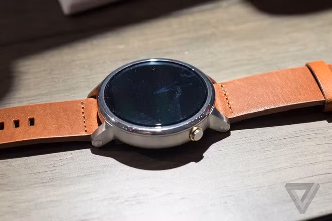Giống với thế hệ đầu, người dùng có thể chọn tùy biến những chiếc Moto 360. Lần này, sẽ có khoảng 300 cách phối chi tiết khác nhau, bao gồm việc tùy biến mặt đồng hồ, dây đeo và kích thước.