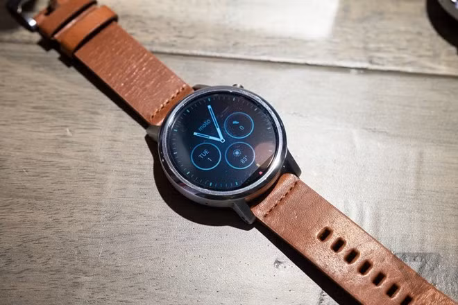 Bản Moto 360 dành cho nam và nữ đã sẵn sàng cho đặt trước từ hôm 2/9, thời gian nhận hàng là một vài tuần tới. Trong khi đó, bản Moto 360 Sport sẽ lên kệ sau. Giá bán của Moto 360 bản thường dao động từ 299 USD đến 429 USD, cao hơn thế hệ đầu tiên.