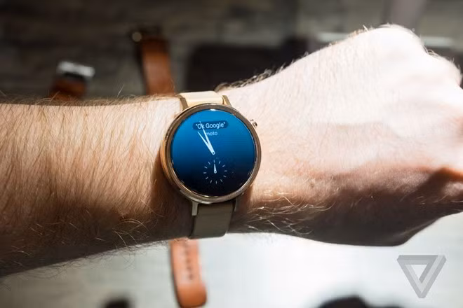 Trên thực tế, Moto 360 có đến 3 phiên bản: bản dành cho nam với 2 kích thước, bản dành cho nữ và bản thể thao, tích hợp sẵn GPS và khả năng đọc nổi dung ngoài trời.