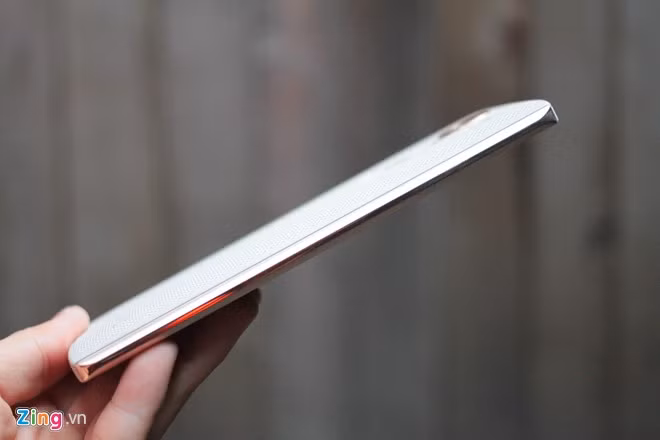 Cạnh bên là 2 thanh kim loại được ghép vào thân máy, tuy nhiên nó vẫn cho cảm giác liền mạch và thống nhất trong thiết kế.