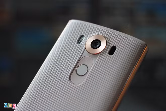 Tương tự LG G4, V10 cũng được trang bị camera 16 MP, khẩu độ F/1.8. Bên dưới là phím nguồn, nút tăng giảm âm lượng. Cảm biến vân tay trên LG V10 được đặt ngay ở phím nguồn. Ở vị trí này, người dùng sẽ phải dùng ngón trỏ nhiều hơn để mở khóa bằng vân tay.