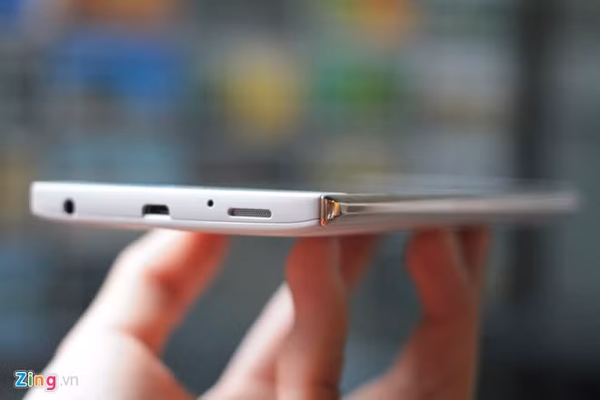 Phần tiếp giáp giữa thân máy với thanh kim loại.