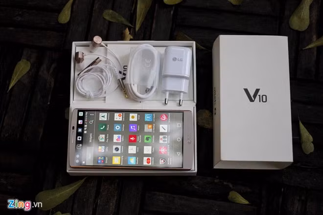 Phụ kiện đi kèm máy gồm: Tai nghe AKG, cáp USB và củ sạc.