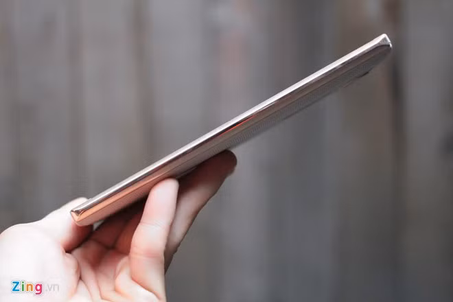 Tương tự các model gần đây của LG, hai viền máy được làm phẳng, không chứa chi tiết nào.