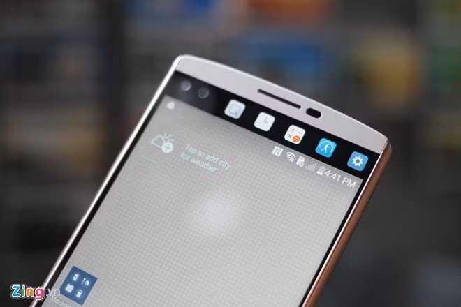 Phần màn hình phụ có diện tích 2,1 inch, độ phân giải 160 x 1.040 pixel. Người dùng có thể mở nhanh các ứng dụng hoặc hiển thị chữ ký. Khi màn hình chính tắt, phần này sẽ hiển các thông tin về thời gian, dung lượng pin.