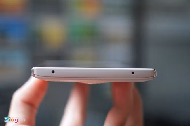 Cạnh trên model này là micro và cổng hồng ngoại.