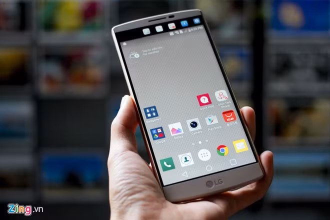 Máy được trang bị màn hình IPS 5,7 inch, độ phân giải 1.440 x 2.560 pixel. Bên cạnh màn hình chính, máy còn được trang bị một màn hình phụ ở phần trên.