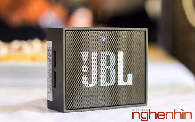 Ra mắt tại CES 2015 nhưng phải tới tháng 10 này, loa bluetooth JBL Go mới cập bến thị trường Việt. Một mẫu loa bluetooth không quá cầu kỳ về thiết kế nhưng nhận được nhiều đánh giá tốt sự tiện dụng, âm thanh tốt, thời gian hoạt động nghe nhạc liên tục lên đến 5 giờ.