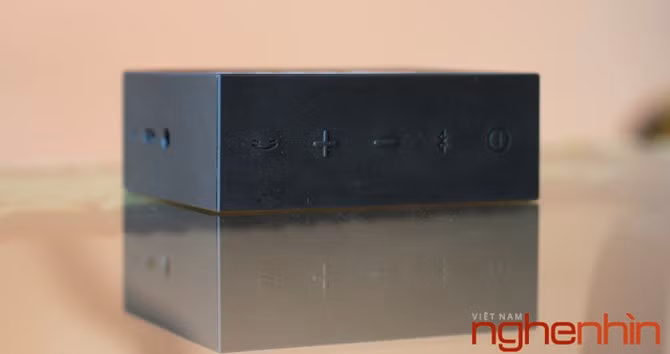 Cạnh trên là hệ thống phím gọi, tăng giảm âm lượng, bluetooth và nút nguồn.