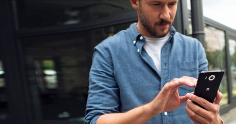 9. Máy quét Iris: 2 chiếc máy này cũng có một trang bị khá mới mẻ là Iris scanner, giúp cho chiếc máy có thể nhận biết được người dùng ở gần, qua đó bật tính năng Windows Hello.