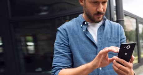 9. Máy quét Iris: 2 chiếc máy này cũng có một trang bị khá mới mẻ là Iris scanner, giúp cho chiếc máy có thể nhận biết được người dùng ở gần, qua đó bật tính năng Windows Hello.