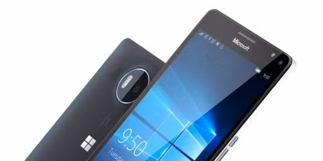 4. 2 ăng ten: Microsoft trang bị 2 anten thu nhận sóng di động cho Lumia 950 và 950 XL. Theo Microsoft thì việc trang bị 2 anten sẽ giúp cho smartphone chủ động hơn trong việc bắt sóng, nó sẽ lựa chọn cũng như chuyển đổi qua lại giữa 2 anten để phù hợp với sóng di động ở khu vực đó. Chúng ta chắc chắn sẽ tìm hiểu kỹ hơn về công nghệ này.