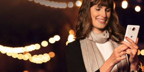 5. Camera chính 20MP với đèn LED và OIS: Máy được trang bị Camera PureView 20MP, chống rung quang học thế hệ 5, flash 3 màu RGB, quay video 4K / camera phụ 5MP chụp góc rộng