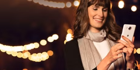 5. Camera chính 20MP với đèn LED và OIS: Máy được trang bị Camera PureView 20MP, chống rung quang học thế hệ 5, flash 3 màu RGB, quay video 4K / camera phụ 5MP chụp góc rộng