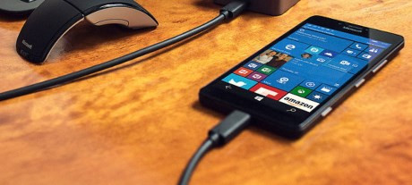 7. USB Type-C: Pin: Các smartphone Lumias mới của Microsoft đi kèm với một USB Type-C hứa hẹn tốc độ truyền tải lên đến 5GBit / s, mặc dù tốc độ này có thể không đạt được tối đa trong hầu hết các tình huống.