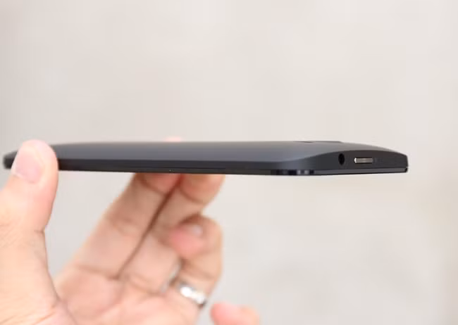 Viền máy mỏng với nắp lưng bo tròn cho cảm giác cầm chắc tay.