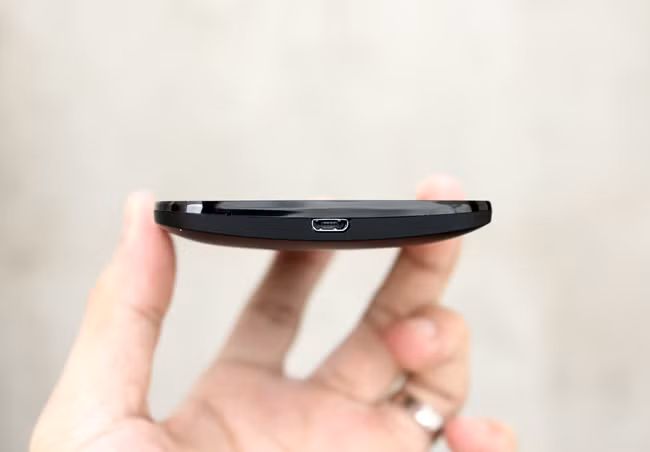 Phía cạnh dưới cổng sạc USB.