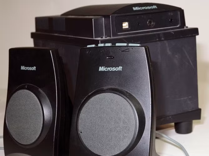  3. Loa vi tính (Microsoft Digital Sound System 80). Hợp tác với Philips, Digital Sound System 80 là hệ thống loa duy nhất mang thương hiệu Microsoft cho đến hiện tại (không tính loa di động). Được giới thiệu năm 1998 tại Electronic Entertainment Expo, đây là chiếc loa đầu tiên được tích hợp sẵn card âm thanh, nhờ vậy bạn có thể dùng chúng với những chiếc máy tính không có card âm thanh. Loa hỗ trợ jack 3.5mm và cổng kết nối USB. Theo một số người dùng, mẫu loa này mắc phải một lỗi khá ngớ ngẩn đó là khi một trong hai phím tăng hoặc giảm âm lượng thì thiết bị sẽ tự tăng (hoặc giảm) âm lượng đến mức tối đa, không có cách nào để dừng lại ngoại trừ việc bấm nút tắt tiếng (Mute). 