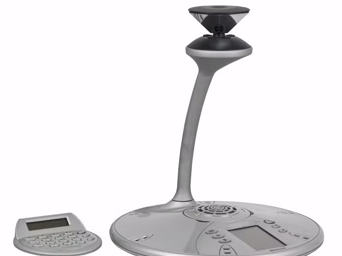  11. Camera 360 độ. Ra mắt năm 2007, RoundTable được phát triển bởi Microsoft Research là một chiếc máy thu hình cao cấp, được tích hợp 5 camera xếp theo vòng tròn và 1 tấm gương phản chiếu giúp ghi lại mọi góc độ trong phòng. Mục đích của RoundTable là sử dụng cho các cuộc họp và hội nghị từ xa. Có giá khoảng 3.000 USD vào thời điểm ấy, RoundTable tương thích với Office 2007. Thiết bị còn có 6 micro được đặt xung quanh bàn họp. Năm 2009, công nghệ sản xuất RoundTable này đã được Microsoft cấp phép cho Polycom sử dụng, RoundTable hiện vẫn còn được sản xuất và bán như là một công cụ Skype for Business.