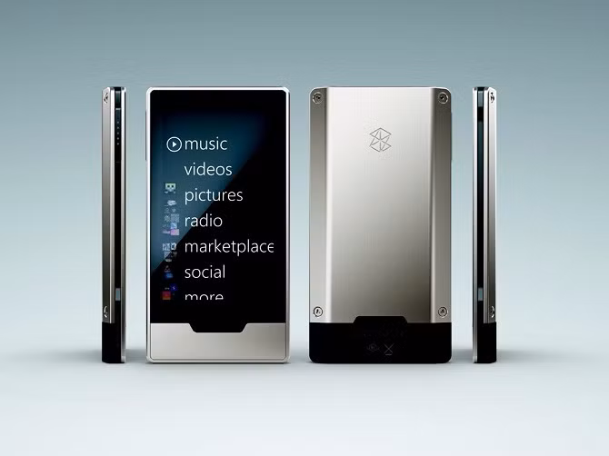 7. Máy nghe nhạc Zune. Được ra mắt lần đầu năm 2006 và bị "khai tử" vào năm 2011 do doanh số quá thê thảm, Zune là sản phẩm máy nghe nhạc được Microsoft sản xuất nhằm cạnh tranh trực tiếp với iPod của Apple. Phần lớn những gì làm nên Zune – đặc biệt là giao diện phần mềm – đã trở thành một phần của hệ điều hành Windows Phone 8, Windows 8 và Xbox ngày nay (trang zune.net hiện tại sẽ chuyển hướng người dùng đến trang của Xbox). Sự thất bại của Zune được cho là đến từ khả năng nhận diện thương hiệu quá kém, điều mà sau này các thiết bị Windows Phone đã lặp lại. 