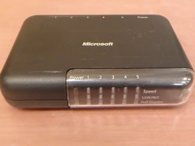  1. Router băng thông rộng (Microsoft Boardband Network). Microsoft từng sản xuất và bán ra một thiết bị router băng thông rộng mang thương hiệu của mình từ 2002 đến 2004, trong một thời gian thiết bị này là sản phẩm router Wi-Fi bán chạy thứ 2 tại Mỹ. Router của Microsoft ngoài việc là một bộ định tuyến còn có thêm cổng kết nối USB và khả năng phát Wi-Fi chuẩn 802.11b. Vào tháng 5/2004, thị phần của thiết bị bắt đầu giảm mạnh, Microsoft cũng ngừng sản xuất nó từ đây. 