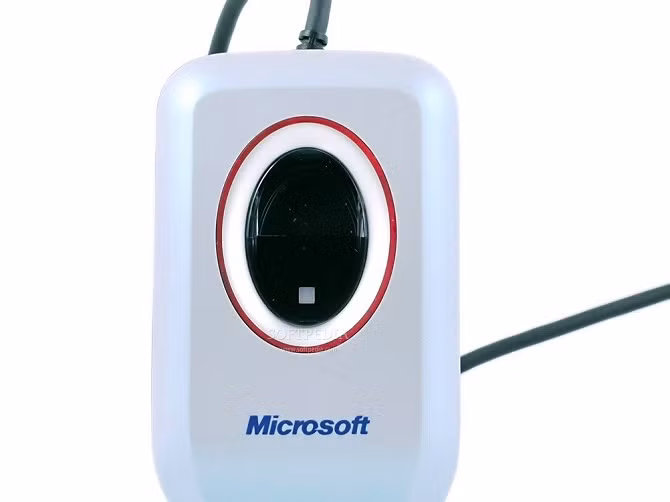  4. Đầu đọc vân tay (Microsoft Fingerprint Reader). Ra mắt vào tháng 9/2004, đầu đọc vân tay của Microsoft tương thích tốt với Windows XP và Windows Vista. Thiết bị có thể lưu đến 10 dấu vân tay khác nhau, Microsoft nhắm sản phẩm này đến đối tượng là các doanh nghiệp nhỏ để đảm bảo an ninh cho hệ thống máy tính của các nhân viên, lãnh đạo.Dù đã bị ngừng bán, nhưng một số bản patch được phát hành sau đó cho phép thiết bị hoạt động được với cả Windows 7 và Windows 8.1. 