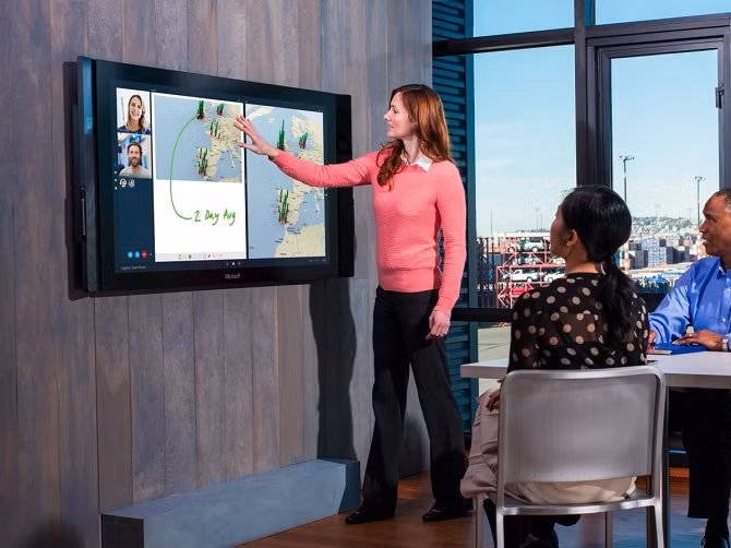  5. Surface Hub. Surface Hub là một màn hình khổng lồ được cài sẵn Windows 10, bạn có thể treo nó lên tường và sử dụng như là một chiếc máy tính Windows thông thường. Tuy vậy đối tượng sử dụng mà Microsoft nhắm đến là các doanh nghiệp cần một màn hình lớn cho phòng họp của họ, và các doanh nghiệp phải đặt hàng trực tiếp với Microsoft thì mới nhận được hàng. Surface Hub được trang bị tính năng cầu truyền hình, cho phép kết nối nhiều phòng họp lại với nhau và hiển thị trực tiếp chúng lên màn hình. Surface Hub có 2 phiên bản: 55 inch Full HD giá 7.000 USD (hơn 156 triệu đồng) và 84 inch 4K giá 20.000 USD (hơn 446 triệu đồng). 