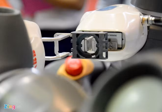 YuMi hoạt động chính xác và nhanh. Theo nhà sản xuất, nó có thể trở về cùng một điểm trong không gian lặp đi lặp lại 0,02 mm. Theo đó, độ chính xác và di chuyển với vận tốc tối đa 1.500 mm/giây.