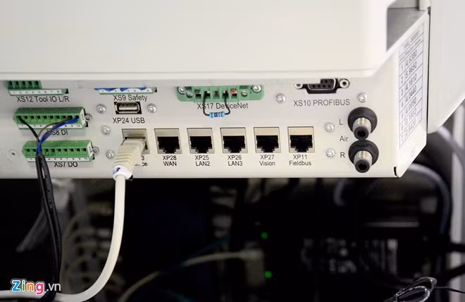 Các cổng kết nối, giao tiếp bố trí phía sau. Điện cung cấp cho robot từ 100 - 240 V, có thể cắm vào bất kỳ chuẩn nào.