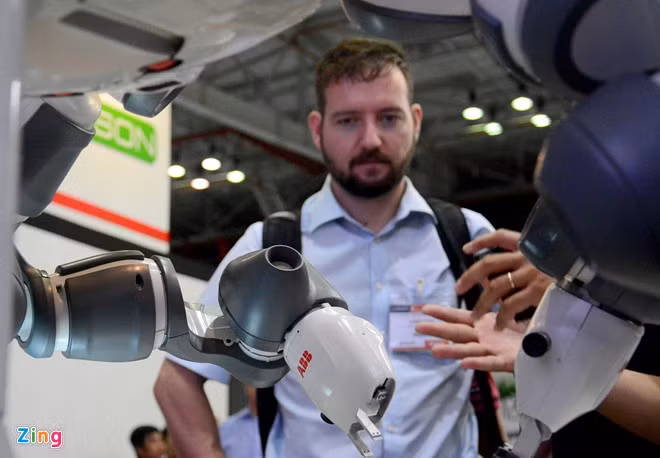 Các tay gắp đi kèm tuỳ chọn cũng được thích hợp sẵn camera và hoạt động như bàn tay người.