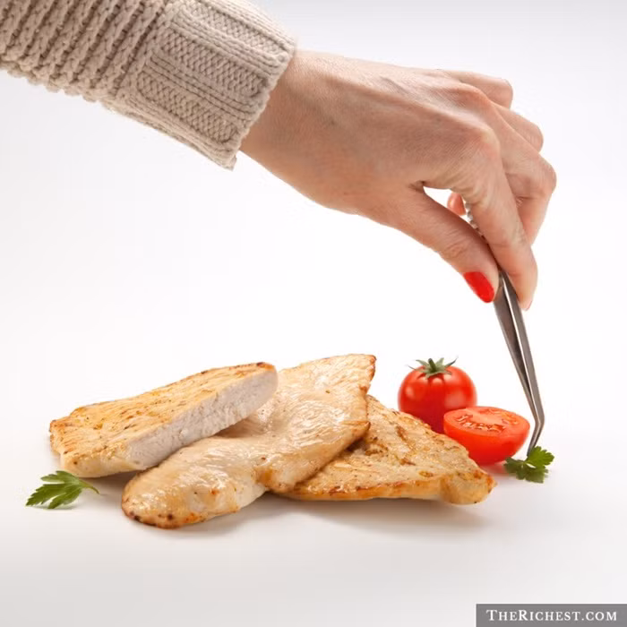 Người bày biện đồ ăn. Người thường nhắc đến sự ngon miệng của các món ăn bắt đầu từ sự hấp dẫn trong cách sắp xếp nhưng ít người biết rằng có một nghề nghiệp chuyên môn về vấn đề bày biện đồ ăn.