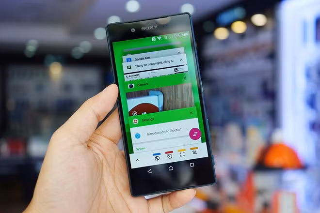 Xperia Z5 dùng màn hình 5,2 inch Full HD, chip Snapdragon 810 tốc độ 2 GHz, RAM 3 GB và pin 2.900 mAh. Dung lượng lưu trữ có sẵn trong máy là 32 GB.