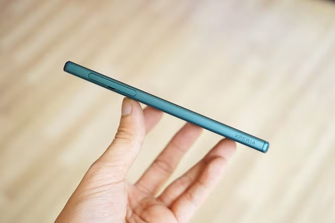 Cạnh còn lại là các cổng kết nối có nắp đậy để chống nước, bụi. Gần góc dưới có chữ XPERIA khắc chìm.