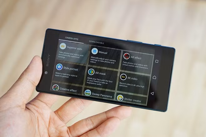 Trình chụp ảnh cũng sẵn có nhiều chế độ quay chụp thông minh, hỗ trợ quay video 4K.